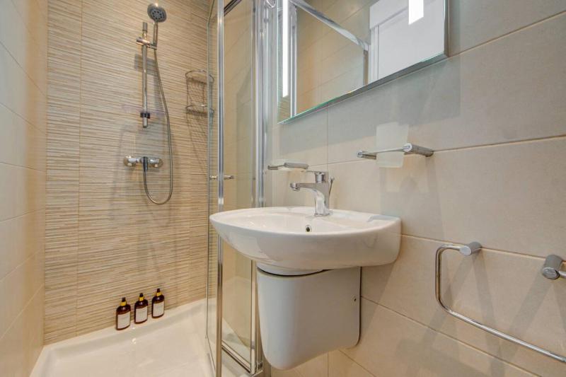 St Julians 3BR Apt Sleeps 6 Central and Stylish - image 7