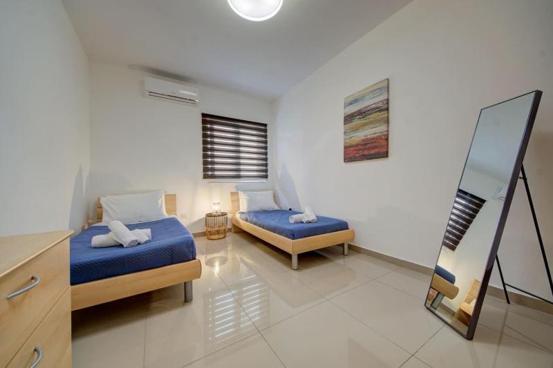 St Julians 3BR Apt Sleeps 6 Central and Stylish - image 5