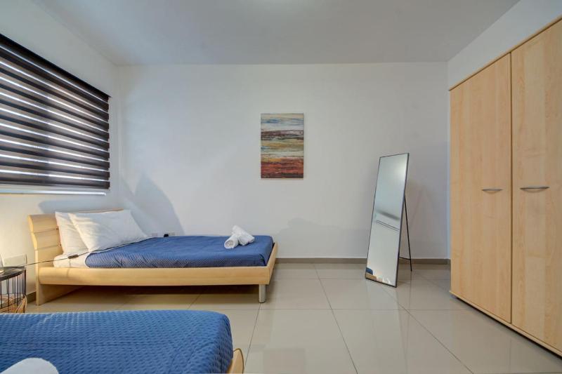 St Julians 3BR Apt Sleeps 6 Central and Stylish - image 6