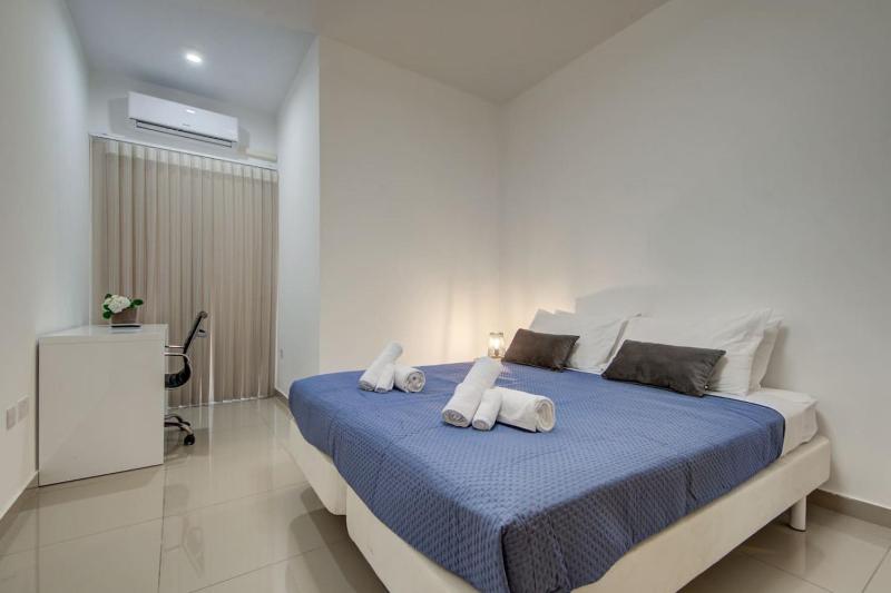 St Julians 3BR Apt Sleeps 6 Central and Stylish - image 12