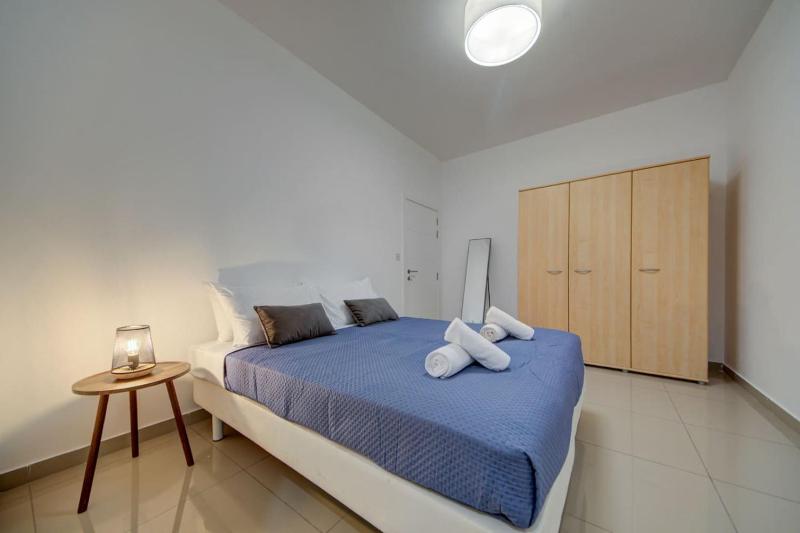St Julians 3BR Apt Sleeps 6 Central and Stylish - image 15