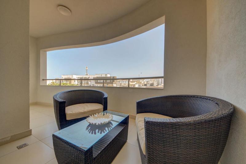St Julians 3BR Apt Sleeps 6 Central and Stylish - image 2