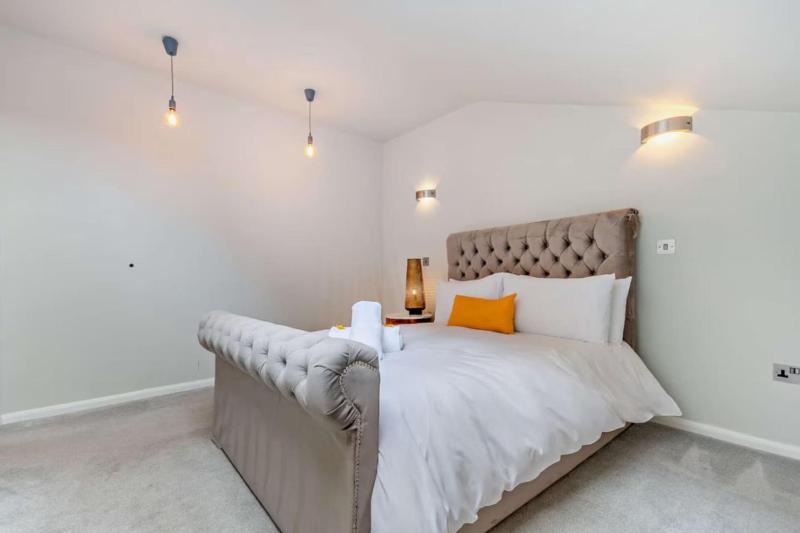 Beautiful home in central Cheltenham - image 19