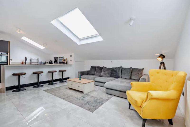 Beautiful home in central Cheltenham - image 1