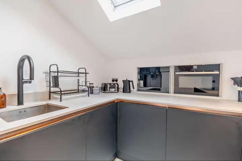 Beautiful home in central Cheltenham - image 17
