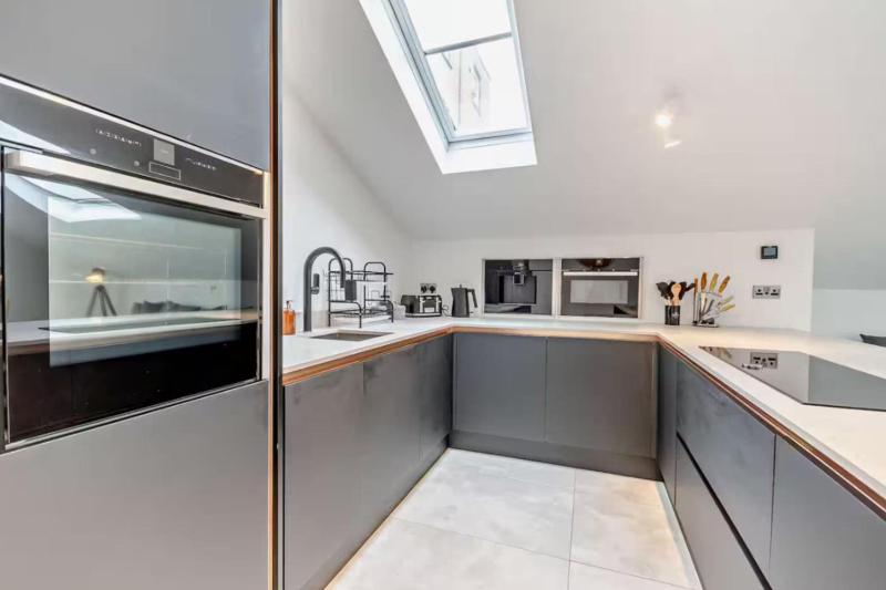 Beautiful home in central Cheltenham - image 9