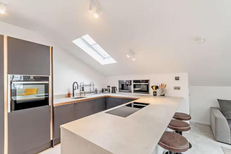 Beautiful home in central Cheltenham - image 7
