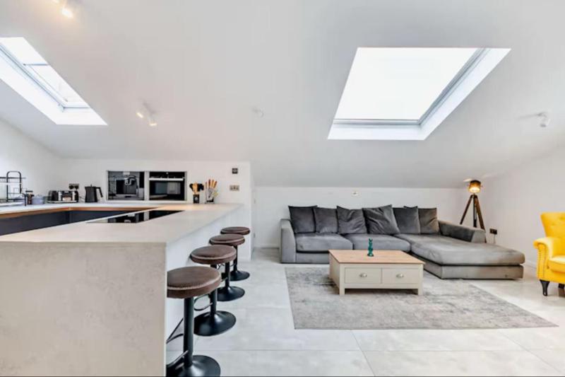 Beautiful home in central Cheltenham - image 6