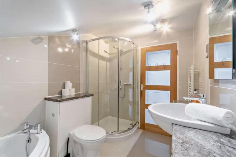 Beautiful home in central Cheltenham - image 2