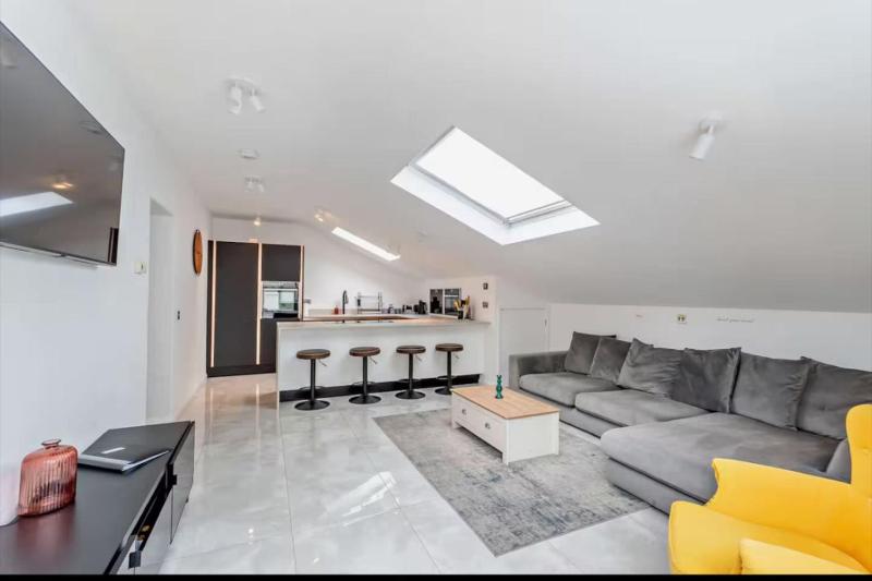 Beautiful home in central Cheltenham - image 8
