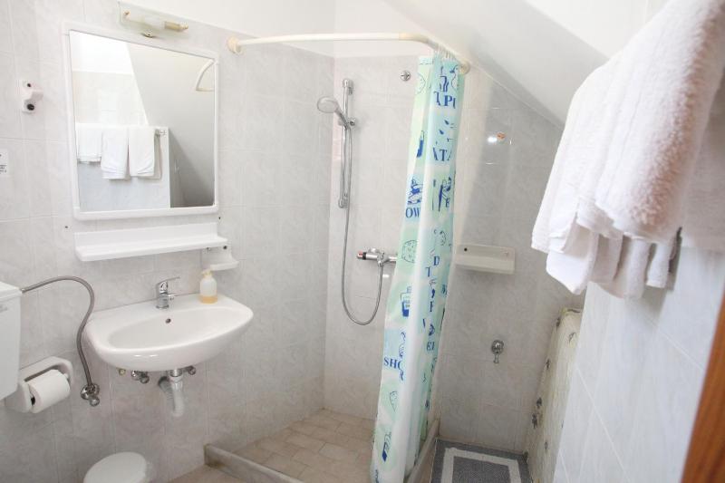 Basic Twin Room with Shared Kitchen image 4
