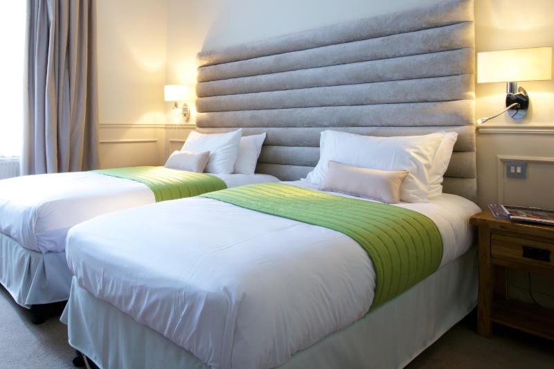 Twin Room image 4