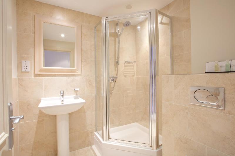Double Room image 3