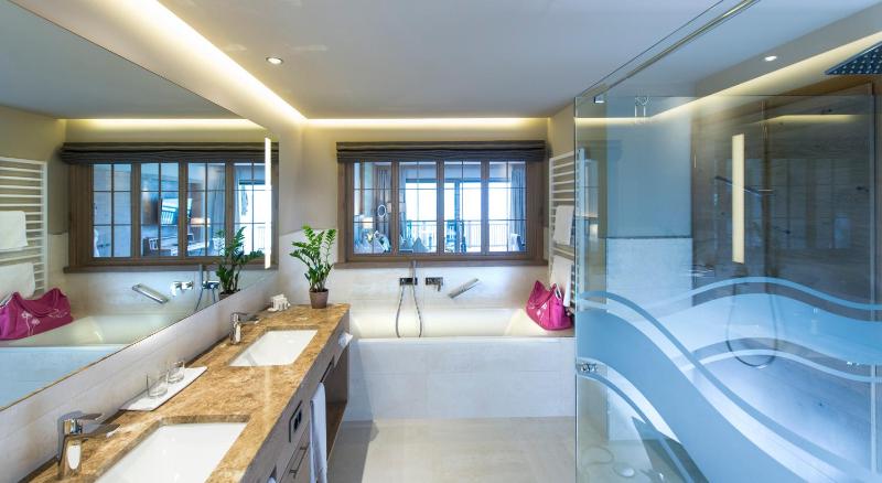 Superior King Suite image 3