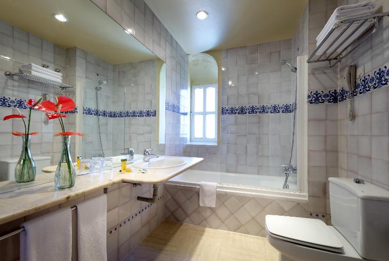 Double or Twin Room with Parking image 3