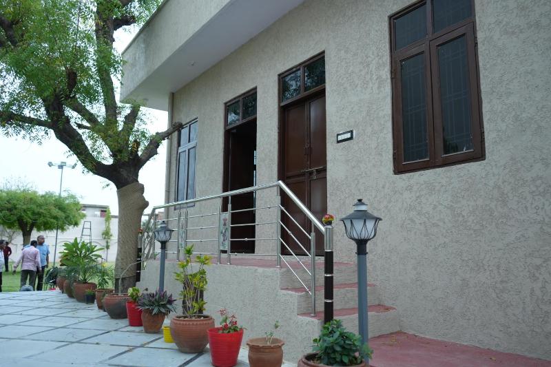Happy Home Jaipur - Peaceful Villa with Garden - image 5