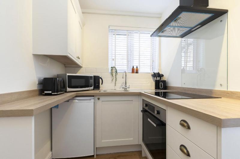 The Bath Road Hideaway - A First Floor One Bed Apartment - image 4