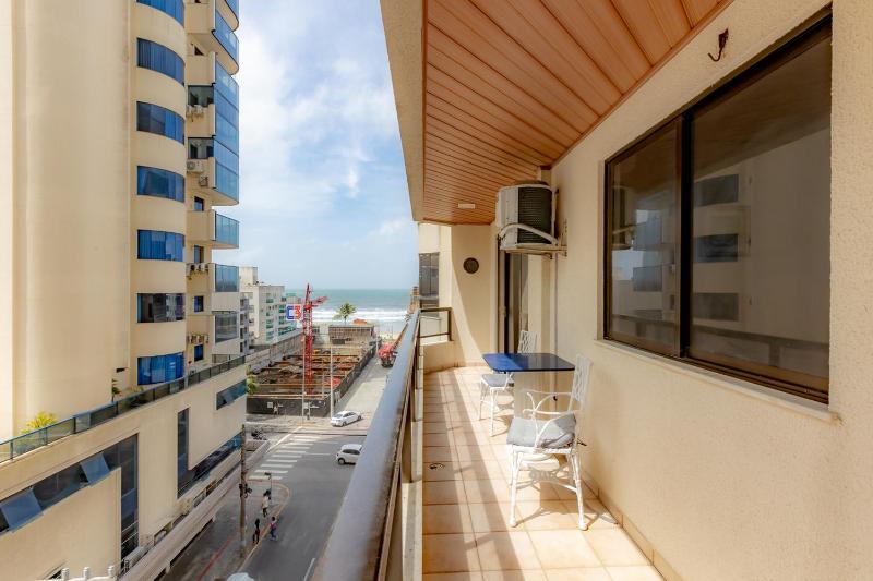 Apartamento com Varanda Churrasqueira e Vista Mar - image 11