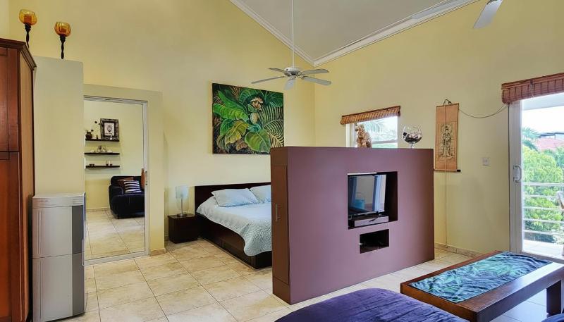 Ocean Dream High Ceiling Studio w/balcony - image 28
