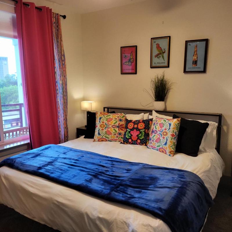 IG-Worthy Fiesta DT Retreat hotel Apt free Parking and Pets Allowed - image 1