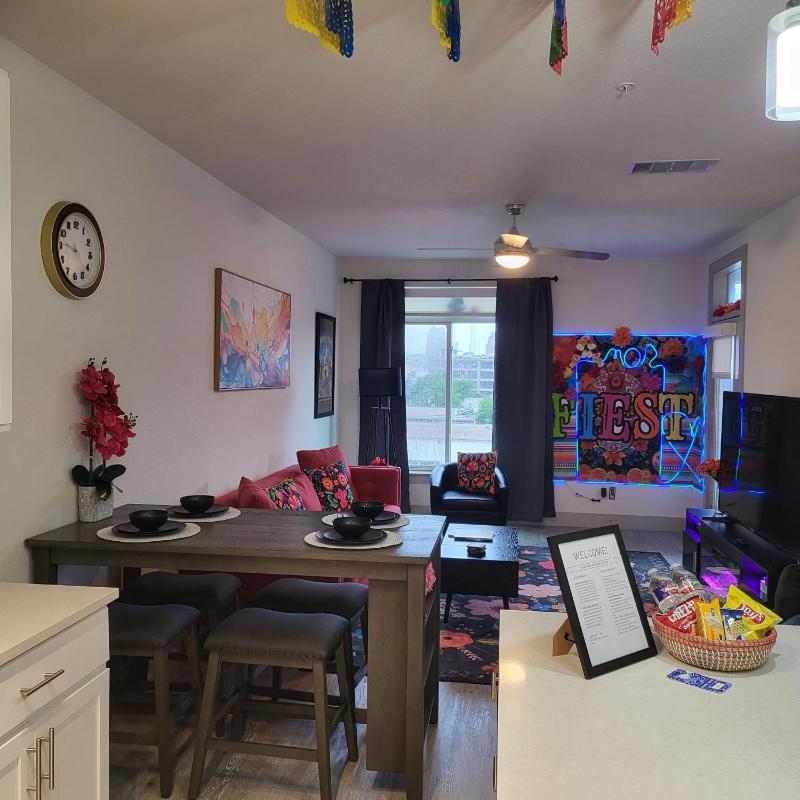 IG-Worthy Fiesta DT Retreat hotel Apt free Parking and Pets Allowed - image 3
