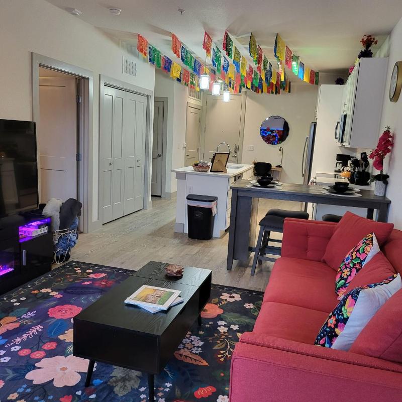 IG-Worthy Fiesta DT Retreat hotel Apt free Parking and Pets Allowed - image 11