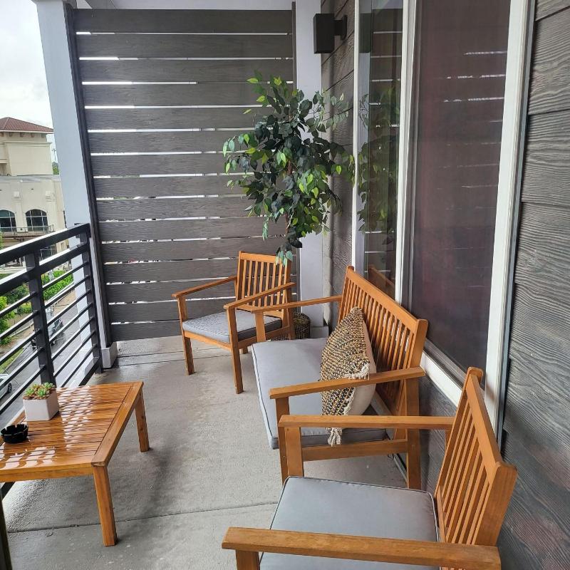IG-Worthy Fiesta DT Retreat hotel Apt free Parking and Pets Allowed - image 8