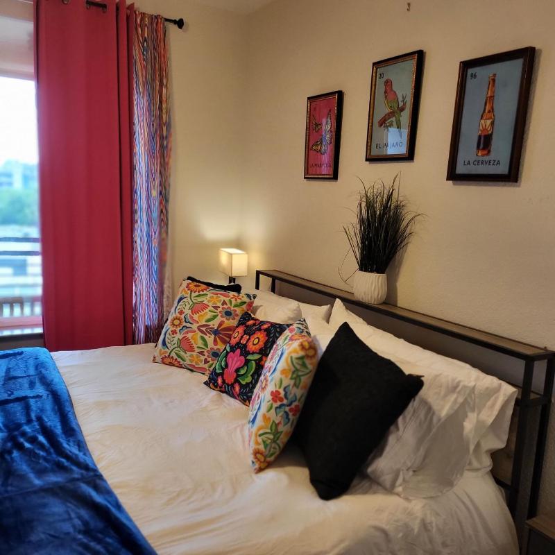 IG-Worthy Fiesta DT Retreat hotel Apt free Parking and Pets Allowed - image 12