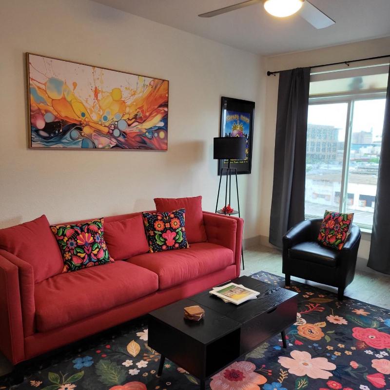 IG-Worthy Fiesta DT Retreat hotel Apt free Parking and Pets Allowed - image 16