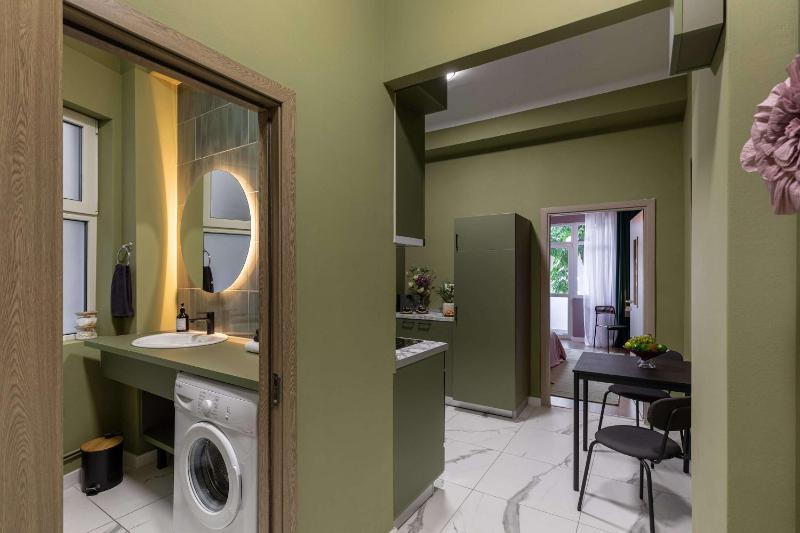 University Square 1BR - Balcony & Church Views - image 12