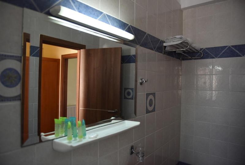 Single Room image 4