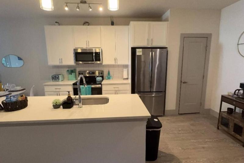 Riverwalk Luxury Condo Steps to DT Free Parking - image 30