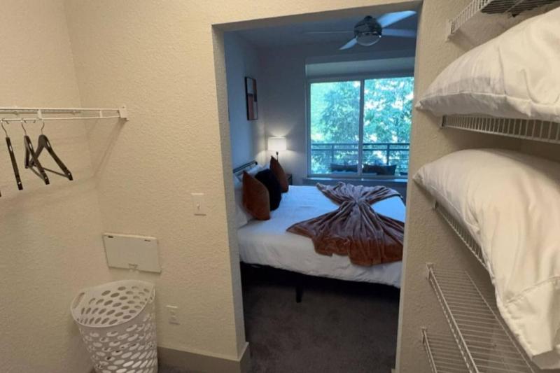 Riverwalk Luxury Condo Steps to DT Free Parking - image 26