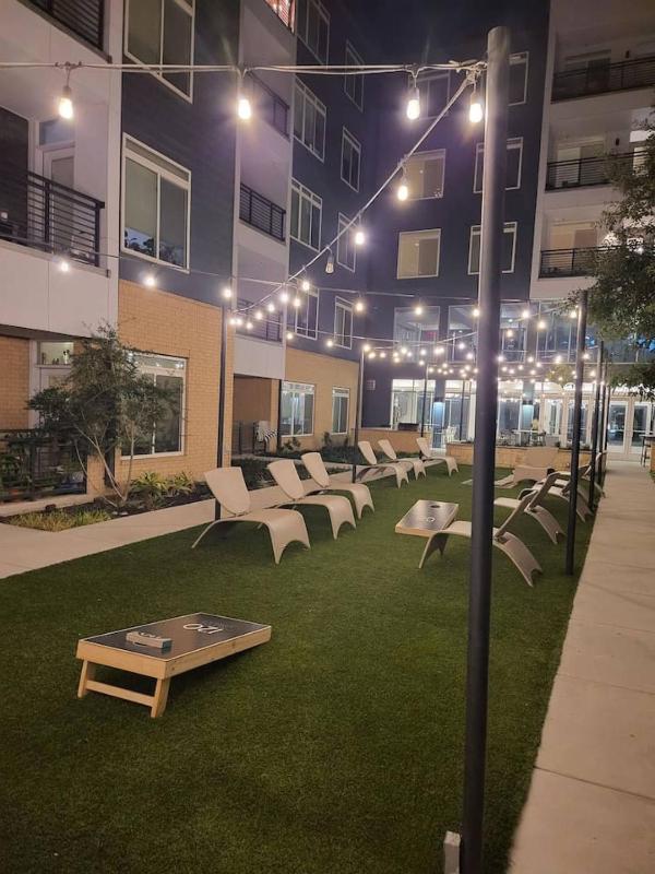 Riverwalk Luxury Condo Steps to DT Free Parking - image 8