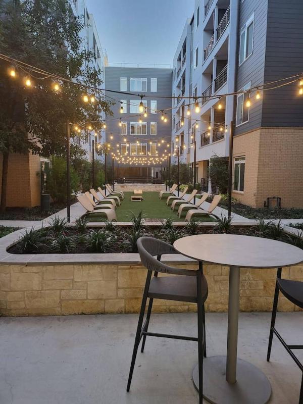 Riverwalk Luxury Condo Steps to DT Free Parking - image 2