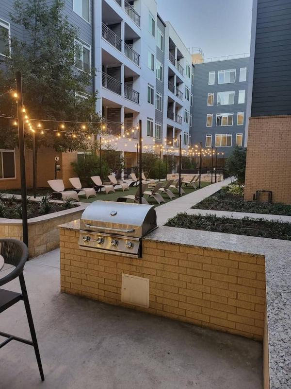 Riverwalk Luxury Condo Steps to DT Free Parking - image 25
