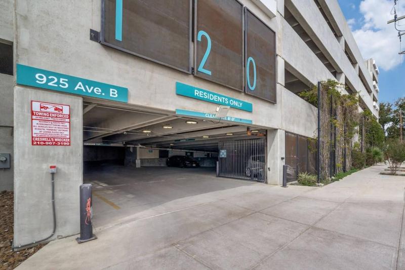 Riverwalk Luxury Condo Steps to DT Free Parking - image 33
