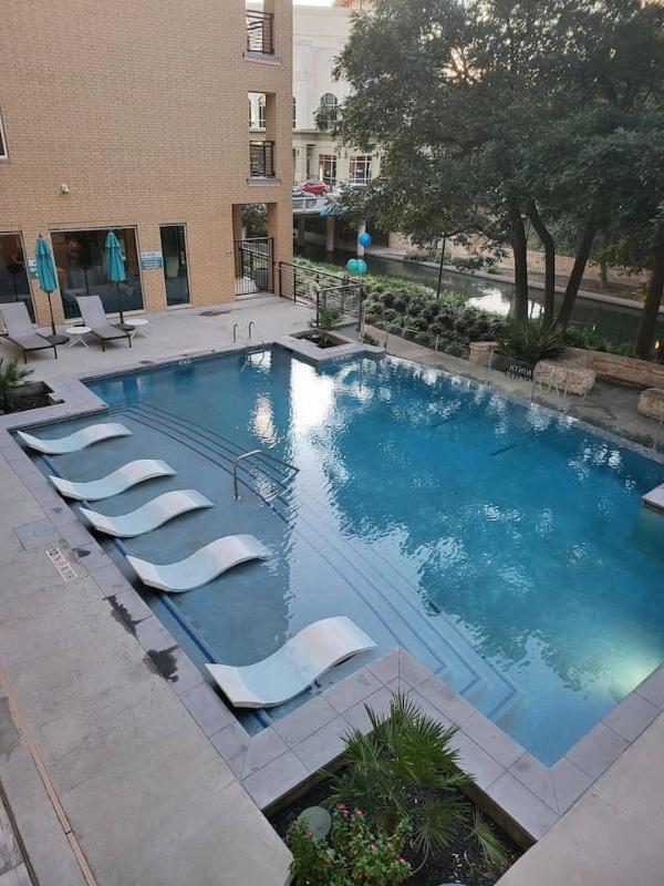 Riverwalk Luxury Condo Steps to DT Free Parking - image 24