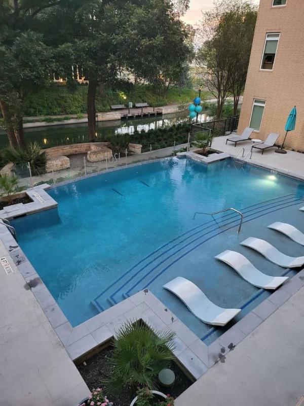 Riverwalk Luxury Condo Steps to DT Free Parking - image 18