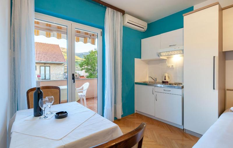 Studio with Balcony image 3