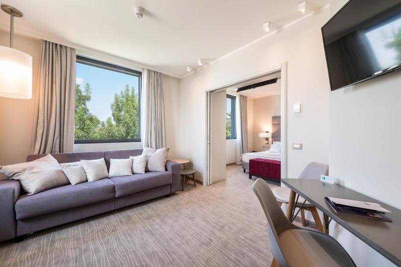 Deluxe Suite image 3