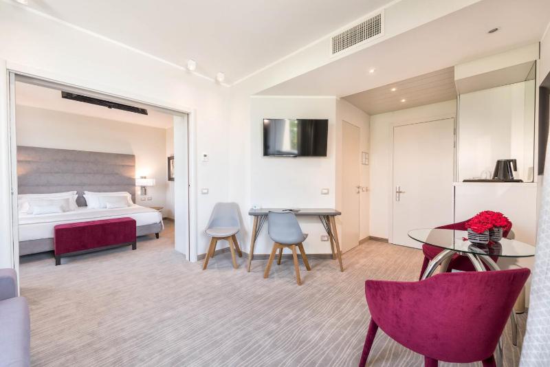 Deluxe Suite image 4