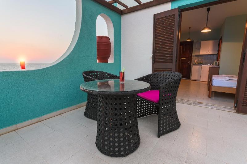 Deluxe Twin Room with Sea View image 3