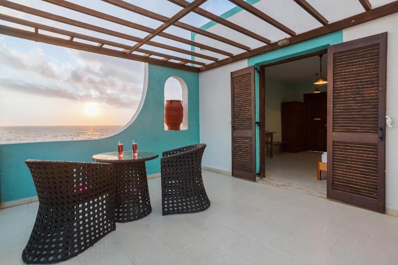 Deluxe Twin Room with Sea View image 2