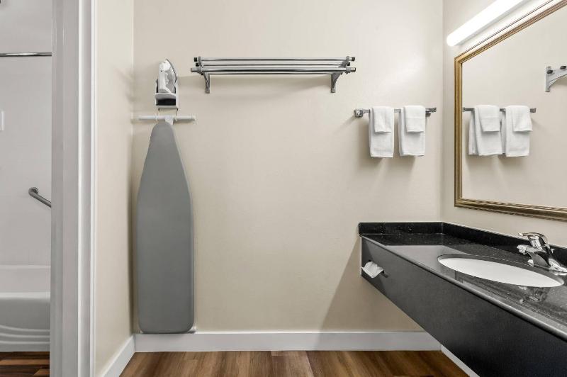Quality Inn Tampa Airport - Cruise Port - image 31