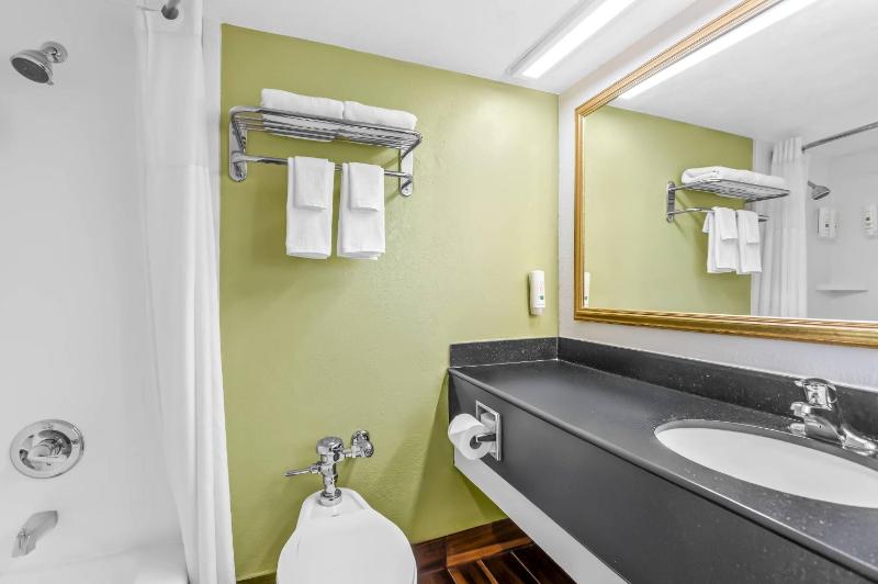 Quality Inn Tampa Airport - Cruise Port - image 41
