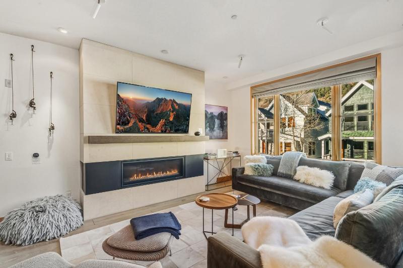 Luxury Townhome On Depot 3 Mins Walk To Main St Gondola Heated Garage Private Roof Top Hot Tub townhouse - image 1