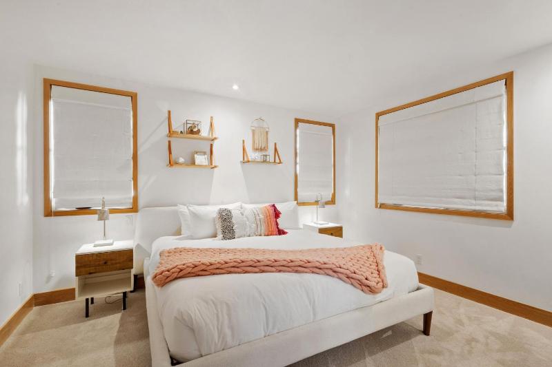 Luxury Townhome On Depot 3 Mins Walk To Main St Gondola Heated Garage Private Roof Top Hot Tub townhouse - image 16