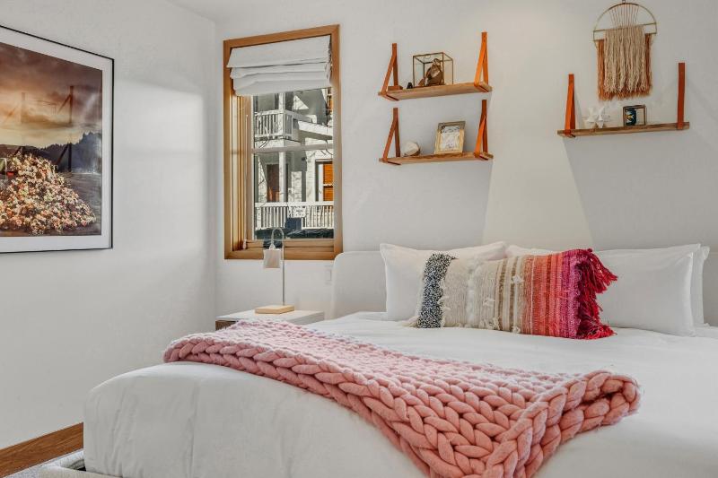 Luxury Townhome On Depot 3 Mins Walk To Main St Gondola Heated Garage Private Roof Top Hot Tub townhouse - image 8