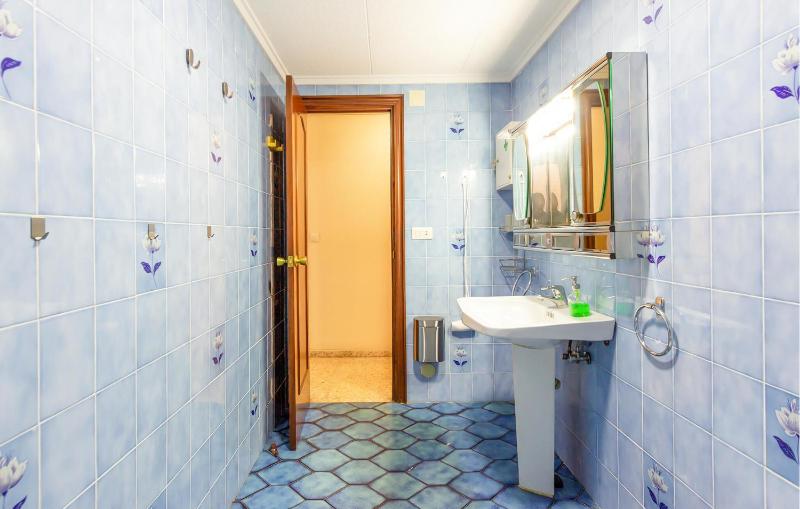 3 Bedroom Lovely Apartment In Santa Pola - image 7